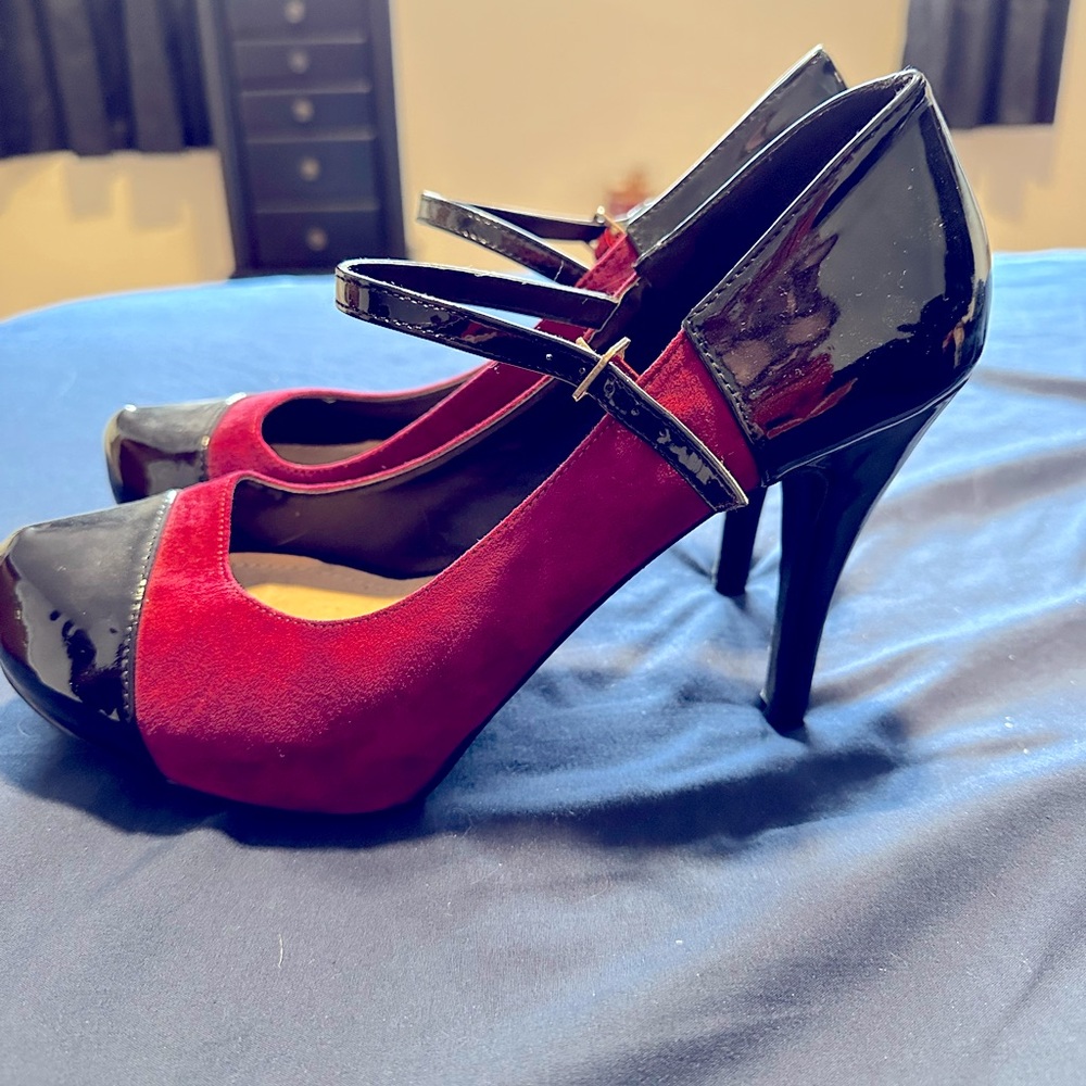 JUST FAB size 11 Heel